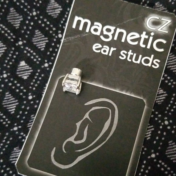 🆕️Magnetic ear stud - Picture 2 of 5